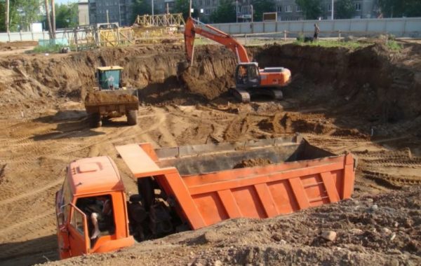 Рытье и разработка котлованов. Услуги спецтехники - Курган, цены, предложения специалистов