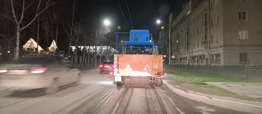 Уборка улиц и дорог спецтехникой и дорожными уборочными машинами стоимость услуг и где заказать - Курган
