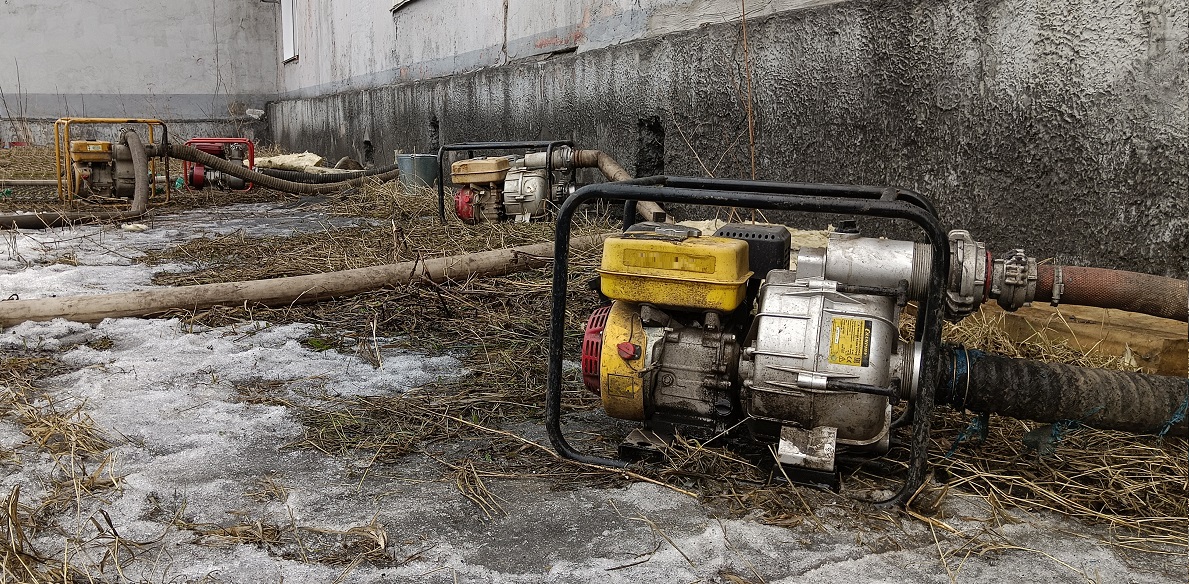 Откачка мотопомпами талой воды из подвала дома в Мишкино