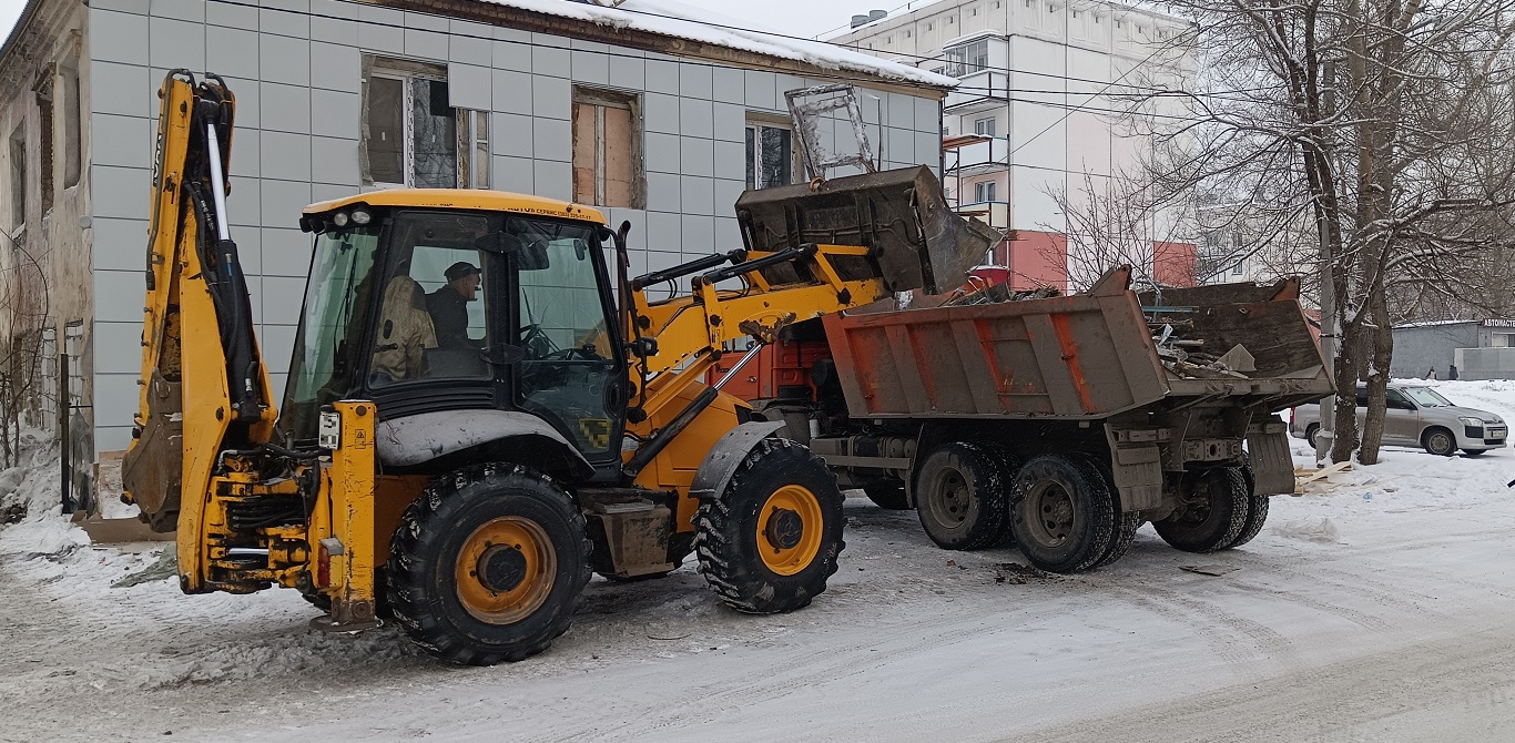 Уборка и вывоз строительного мусора, ТБО с помощью экскаватора и самосвала в Катайске