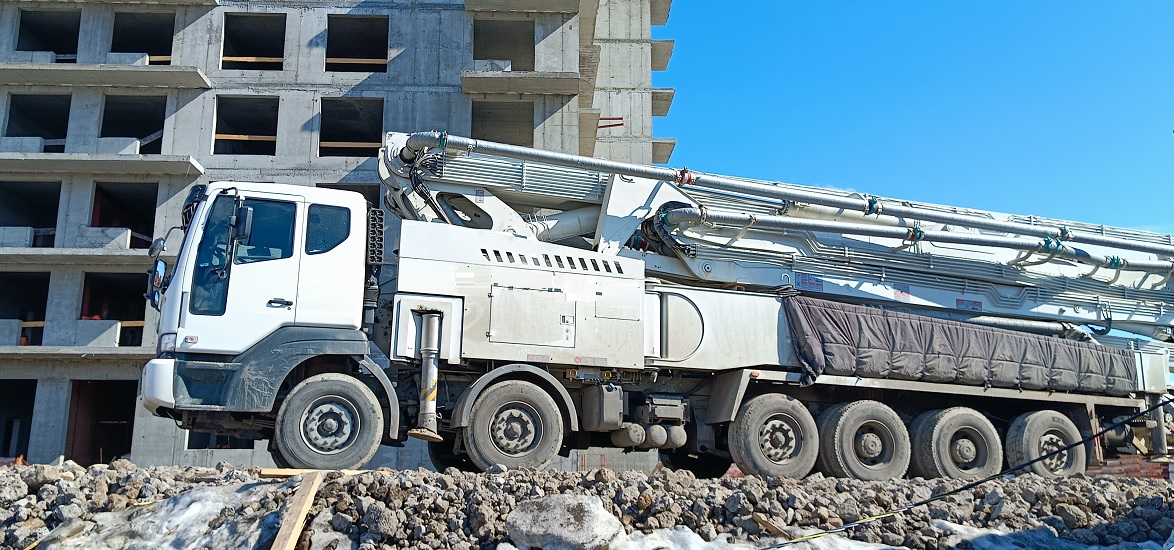 Услуги и заказ бетононасосов для заливки бетона в Курганской области